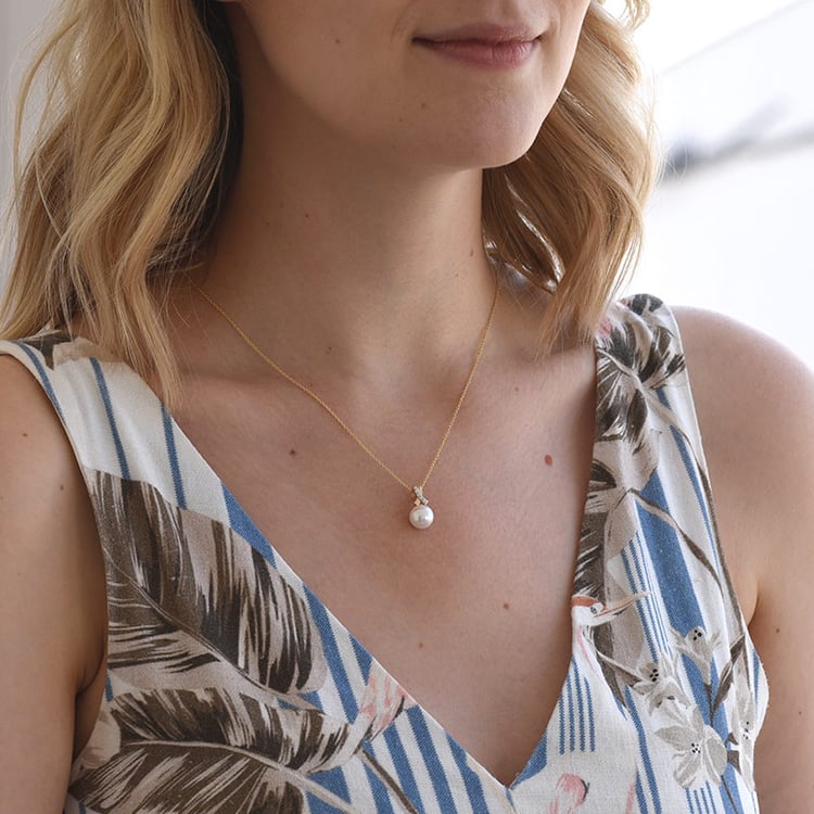 Sofistikovaný zlatý přívěsek s perlou a zirkony 66977