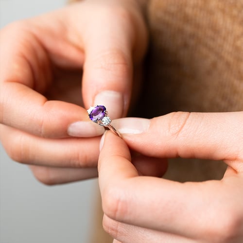 Zásnubní prsten s ametystem a lab-grown diamanty Brink