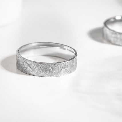 Netradiční zlaté snubní prsteny s diamanty Alexis