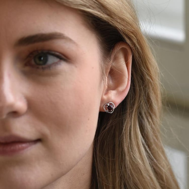 Romantické stříbrné náušnice s granáty v srdíčku 50492