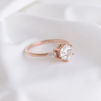 Zásnubní prsten s hexagon moissanitem a pear moissanity Seydou