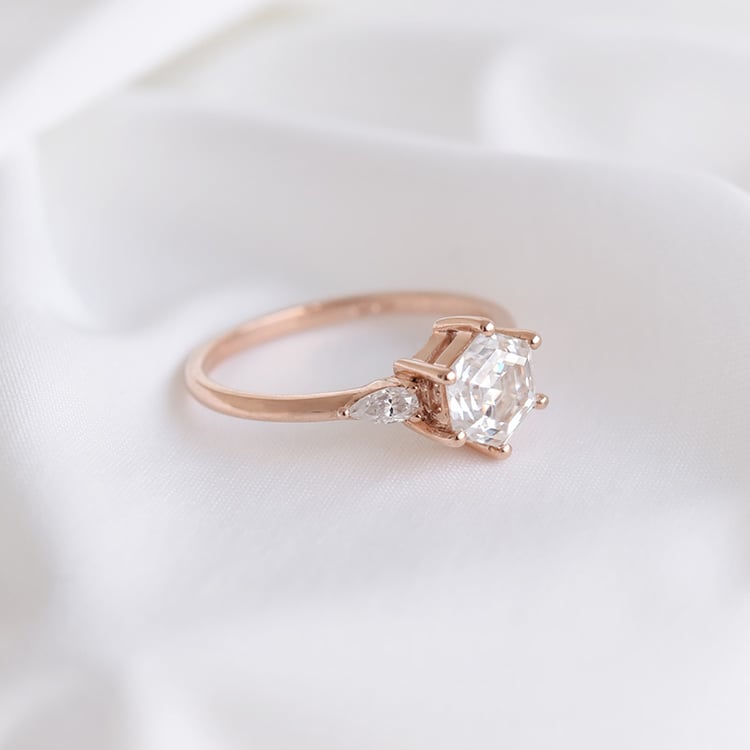 Prsten s hexagon moissanitem a pear diamanty 90254