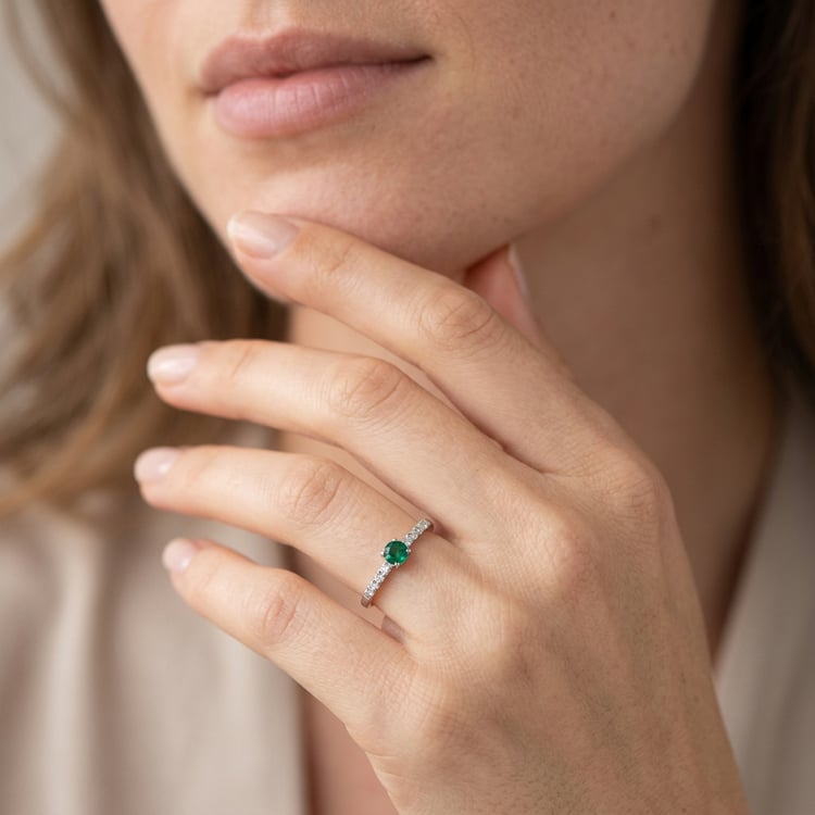 Stříbrný prsten se smaragdem a postranními lab-grown diamanty Mikey 171039