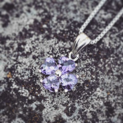 Stříbrný náhrdelník s ametystovým čtyřlístkem