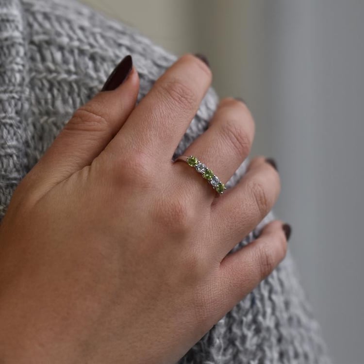 Stříbrný eternity prsten s olivíny 31420