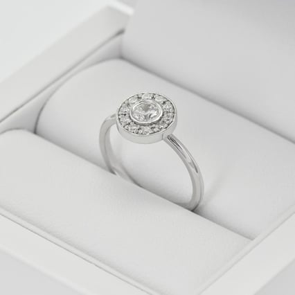 Lab-grown diamanty v halo zásnubním prstenu Fernanda