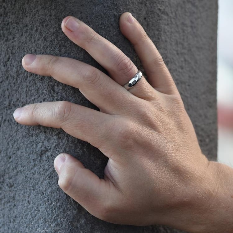 Pánský prsten s lesklým tepaným povrchem 49822