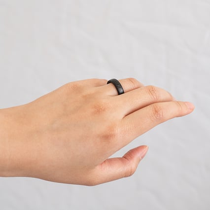 Mírně zaoblené snubní prsteny z karbonu se třemi diamanty Azaliah