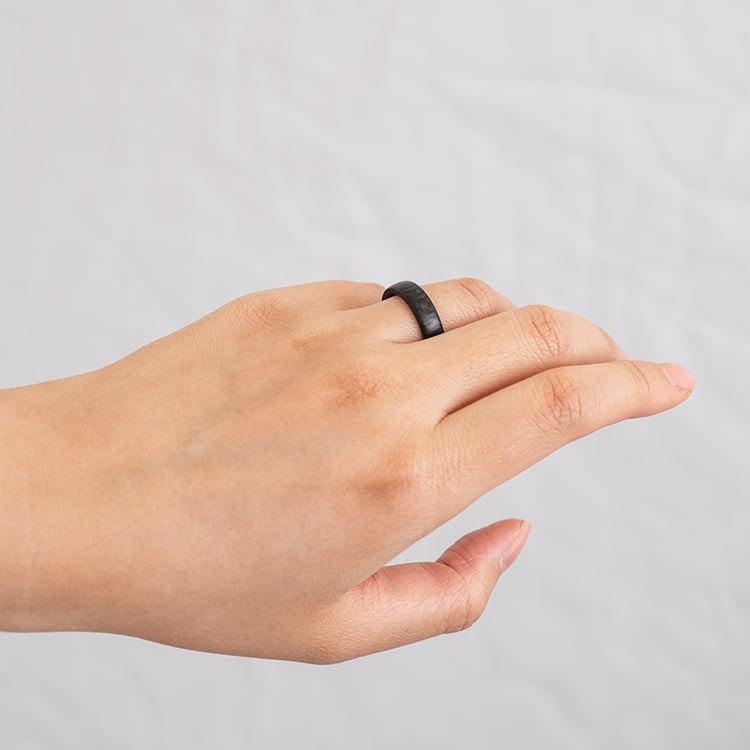 Mírně zaoblené snubní prsteny z karbonu se třemi diamanty Azaliah 120700