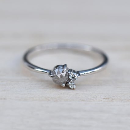 Salt and pepper diamant v něžném zlatém prstenu Marine