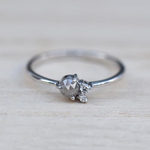 Salt and pepper diamant v něžném zlatém prstenu Marine