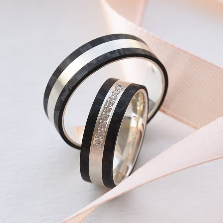 Snubní prsteny z karbonu a zlata s diamanty 77420