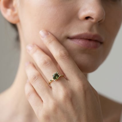 Cluster rozvodový prsten s vltavínem, safírem a diamanty John