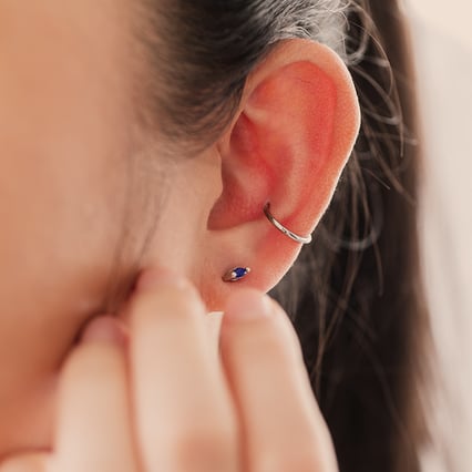 Minimalistické náušnice s modrými safíry Daina