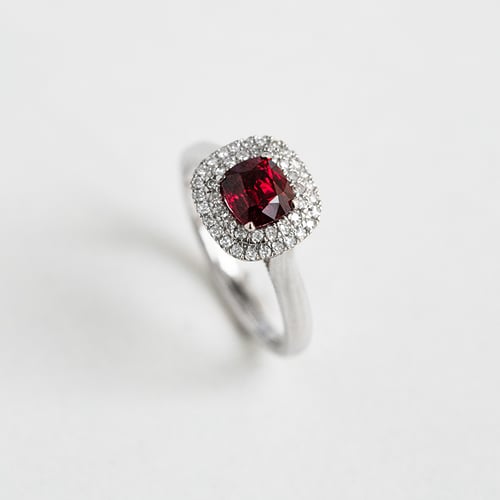 Luxusní zlatý prsten se spinelem a diamanty Charmaine