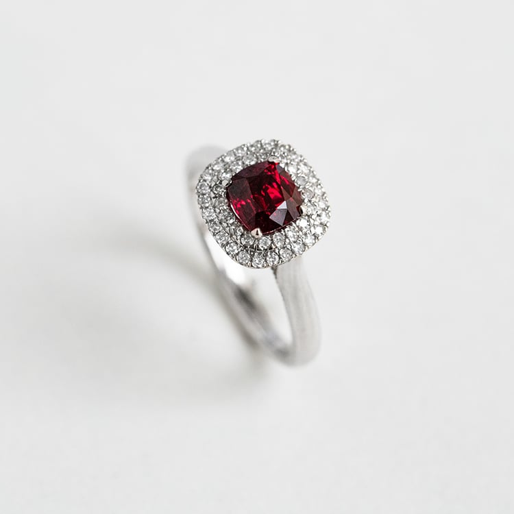 Luxusní zlatý prsten se spinelem a diamanty Charmaine 144641