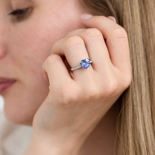 Zásnubní prsten s tanzanitem a diamanty Danine