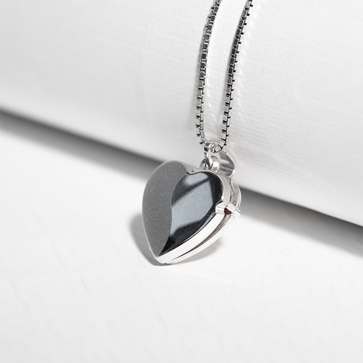 Stříbrný otevírací medailon ve tvaru srdce 128998