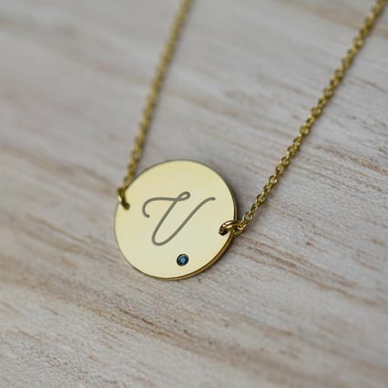 Zlatý náramek s modrým diamantem a s gravírem písmene Dian