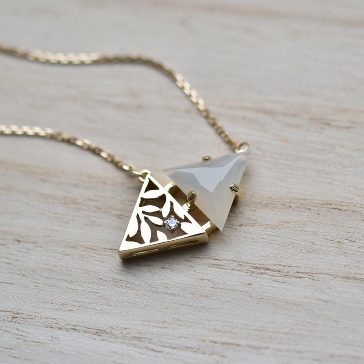 Zlatý atypický náhrdelník s triangle achátem 43377