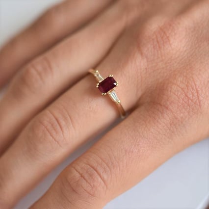 Zásnubní prsten s rubínem a baguette diamanty Gracie
