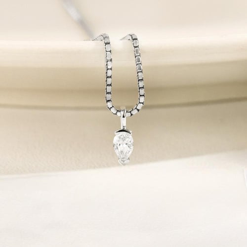 Minimalistický přívěsek ze stříbra s diamantem ve tvaru pear Malena