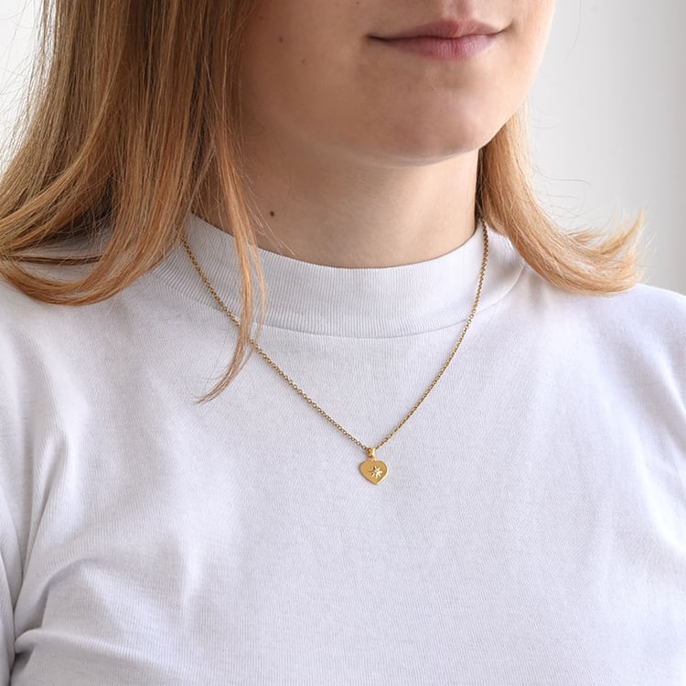 Romantický žlutě pozlacený stříbrný přívěsek s diamantem 81645