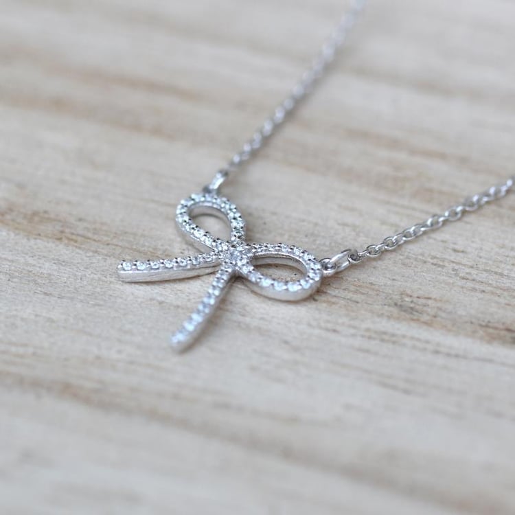 Mašlička v diamantovém náhrdelníku 51716