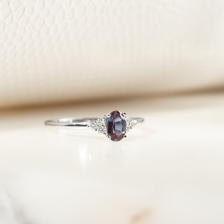 Zásnubní prsten s alexandritem a diamanty Sheldo 134050