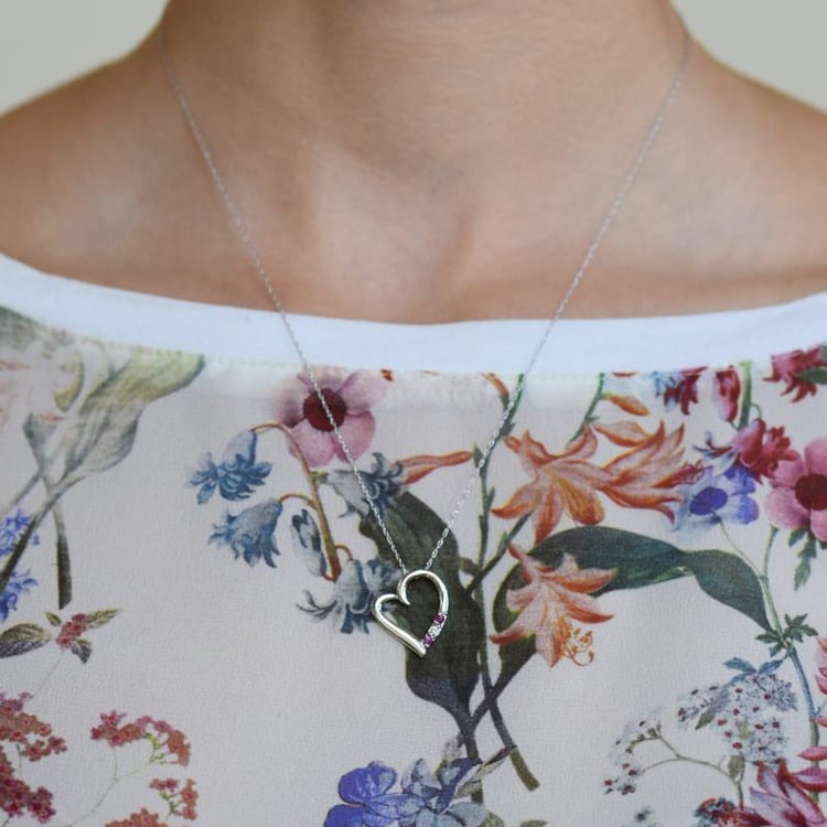 Stříbrný přívěsek srdce s rubíny a diamantem Tanish 103604