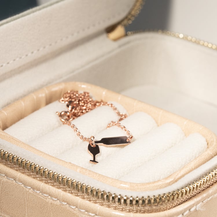 Náhrdelník s lahví a sklenkou vína Drue 135446