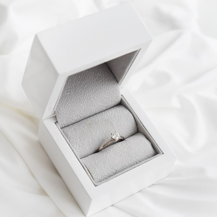 Prsten se srdcovými krapnami 91003