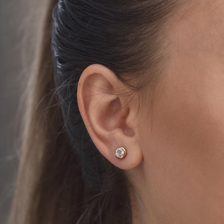 Stříbrné bezel náušnice s bílými topazy Wetty 102809