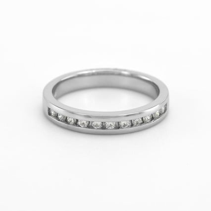 Snubní eternity prsten s pánským plochým prstenem z platiny Nosian