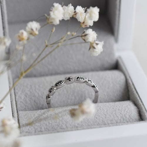 Zlatý eternity prsten s černými diamanty Hadya