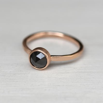 Zlatý prsten s routovým černým diamantem Cleve