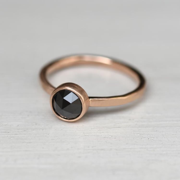 Prsten s routovým černým diamantem ze zlata 47855