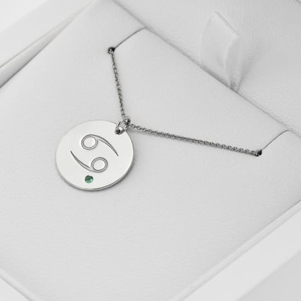 Stříbrný přívěsek se znamením a smaragdem Rak