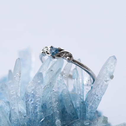 Zlatý prsten s topazovým srdcem a houslovými klíči Akant