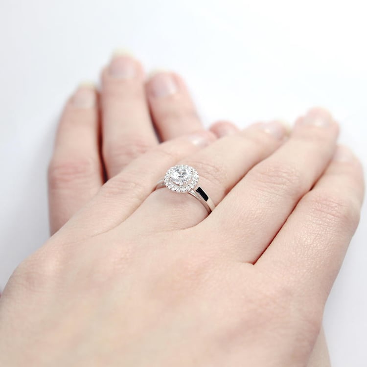 Zlatý prsten s diamanty na ruke Abigail 5201