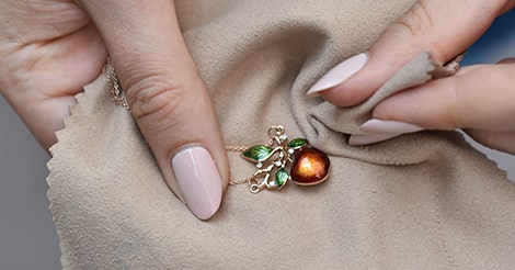 Jak pečovat o šperky s enamelem