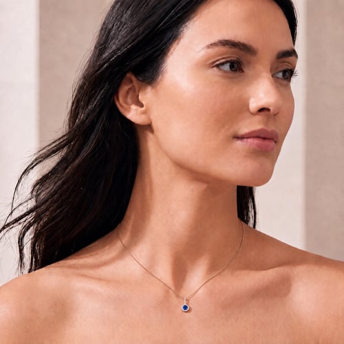 Stříbrný elegantní přívěsek s modrým safírem a lab-grown diamanty Harvey
