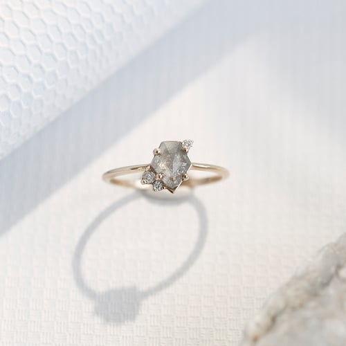 Prsten se salt and pepper diamantem a lab-grown diamanty Kendra