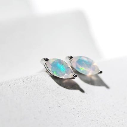 Minimalistické stříbrné náušnice s opály Andine