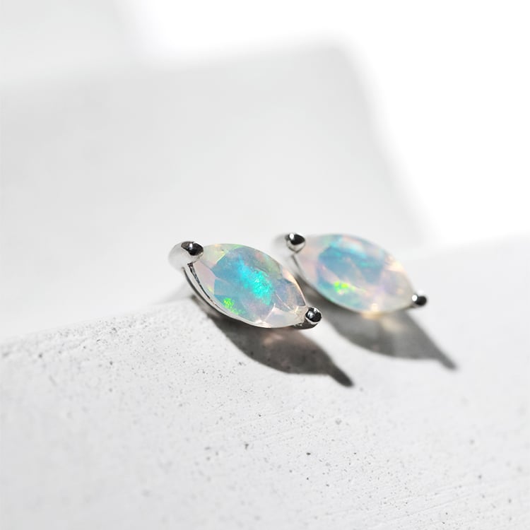 Minimalistické stříbrné náušnice s opály Andine 131393