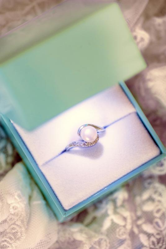 Zářivý perlový prsten v krabičce 4217