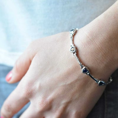 Stříbrný náramek se srdíčkovými safíry