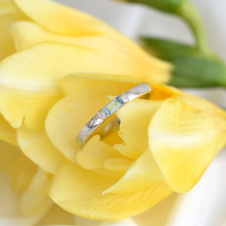 Jemný zlatý prsten se švýcarským topazem 82371