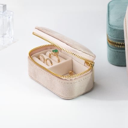 Malá béžová cestovní šperkovnice Safey
