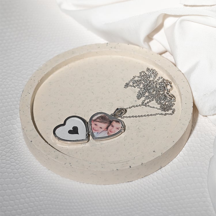 Srdíčkový medailon ze stříbra s diamantem 131013